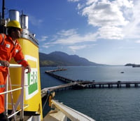 Profissional da Transpetro em pé na plataforma (Foto: Divulgação)