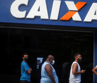 Fachada da Caixa com fila (Foto: Agência Brasil/Reuters/Pilas Olivares)