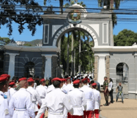 Fachada do Colégio Militar RJ com alunos perfilados (Foto: Reprodução)