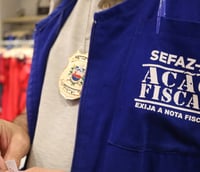 Auditor fiscal, aprovado no concurso Sefaz AL, usa colete azul do projeto "Ação Fiscal" (Foto: Divulgação)