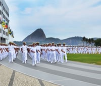 Aprovados no concurso Escola Naval perfilados (Foto: Divulgação/Marinha)