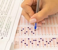 Pessoa fazendo prova