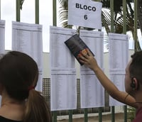 Candidatos verificando os locais de prova do concurso (Foto: Agência Brasil)