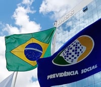 Bandeiras do Brasil e da Previdência Social flamulando em frente à sede do INSS, em Brasília (Foto: Divulgação GOV BR)