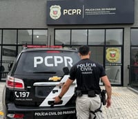 Policial da PC PR na viatura, em frente à delegacia (Foto: Divulgação/PC PR)