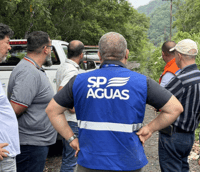 Servidores da SP Águas em atividade (Foto: Thiago Teves/Prefeitura de Mongaguá)