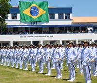 Oficiais da Marinha perfilados (Foto: Divulgação)