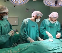 Médicos da Ebserh realizando uma cirurgia (Foto: Divulgação/Ebserh)