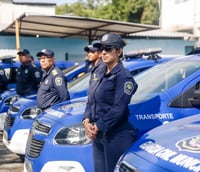 Guardas de Recife PE próximos à viatura (Foto: Andréa Rêgo Barros/PCR)
