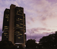 Fachada do Banco Central à noite (Foto: Ramiro Lucena/Qconcursos Folha Dirigida)