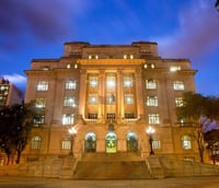 Fachada da Prefeitura de Santos iluminada, ao entardecer (Foto: Divulgação)