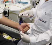 Médico da Fundação Saúde RJ realiza procedimento em paciente (Foto: Divulgação Saúde RJ)