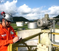 Profissional da Transpetro no terminal (Foto: Galeria de fotos da Transpetro/Divulgação)