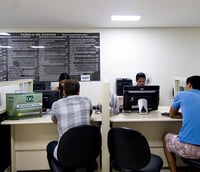 Pessoas sendo atendidas em um cartório (Foto: Pedro França/Agência Senado)