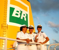 Três mulheres em cima de uma plataforma da Transpetro (Foto: Divulgação)