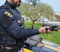 Policial Rodoviário Federal na pista em atuação (Foto: Governo Federal)