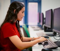 Mulher mexendo em um computador para fazer prova online (Foto: Daniel Calvet/Prefeitura de Fortaleza CE)
