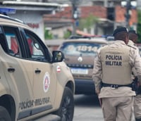 Soldado da PM BA próximo à viatura (Foto: Divulgação/PM BA)