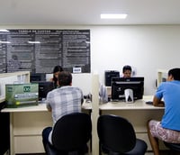 Pessoas sendo atendidas em um cartório (Foto: Pedro França/Agência Senado)