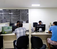 Pessoas sendo atendidas em um cartório (Foto: Pedro França/Agência Senado)