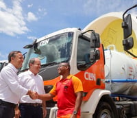 Prefeito de Niterói durante entrega de novos veículos de limpeza (Foto: Evelen Gouvea/Prefeitura de Niterói)