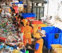Profissionais da Clin RJ trabalhando na coleta de lixo (Foto: Divulgação/Prefeitura de Niterói)
