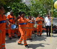 Garis da Comlurb dançando em comemoração do Dia do Gari (Foto: Fernando Frazão/Agência Brasil)