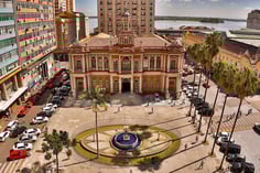 Vista aérea da praça e da sede do governo de Porto Alegre (Foto: Cesar Lopes / PMPA)