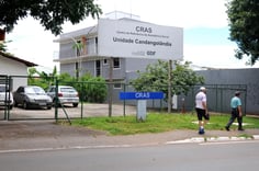 Fachada de um dos CRAS da Candangolândia DF (Foto: Paulo H Carvalho/Agência Brasília)