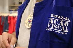 Auditor fiscal, aprovado no concurso Sefaz AL, usa colete azul do projeto "Ação Fiscal" (Foto: Divulgação)