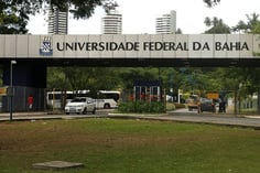 Entrada de um dos prédios da UFBA (Foto: Divulgação)