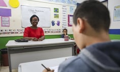 Professora em sala de aula (Foto: Marcelo Camargo/Agência Brasil)