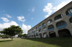 Fachada de uns dos prédios da UENF (Foto: Ascom/UENF)