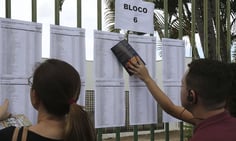 Candidatos verificando os locais de prova do concurso (Foto: Agência Brasil)