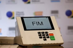 Urna eletrônica com a frase "fim" escrita no visor (Foto: Tânia Rêgo/Agência Brasil)