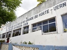Fachada da UERN (Foto: Divulgação)