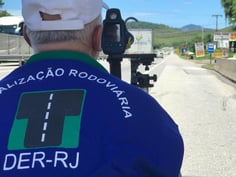 Servidor do DER RJ realiza fiscalização rodoviária (Foto: Divulgação/Governo RJ)