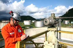 Profissional da Transpetro no terminal (Foto: Galeria de fotos da Transpetro/Divulgação)
