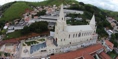 Paróquia em Bom Jesus do Itabapoana RJ vista de cima (Foto: Divulgação)