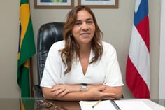 Secretária Roberta Santana fala sobre concurso Sesab (Foto: Governo da Bahia)