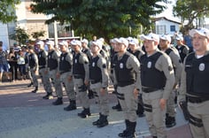 Policiais militares de Paraíba em fila (Foto: Divulgação/Prefeitura de Sumé)