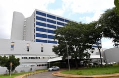 Fachada do Hospital Regional de Mato Grosso do Sul (Foto: Bruno Rezende/Secom