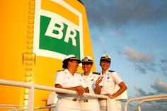 Três mulheres em cima de uma plataforma da Transpetro (Foto: Divulgação)