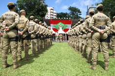 Soldados da PM SC de costa perfilados (Foto: 3º sargento RR Paulo Henrique Santana/Centro de Comunicação Social da PM SC)