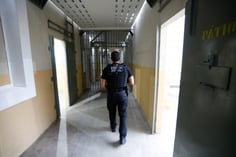 Policial penal de Pernambuco caminhando em uma unidade penitenciária (Foto: Hesíodo Góes/Ascom Governo Pernambuco)