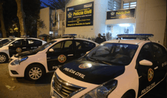 Viaturas em frente à delegacia da PC RJ (Foto: Fernando Frazão/Agência Brasil)