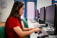 Mulher mexendo em um computador para fazer prova online (Foto: Daniel Calvet/Prefeitura de Fortaleza CE)