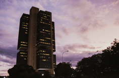 Fachada do Banco Central à noite (Foto: Ramiro Lucena/Qconcursos Folha Dirigida)