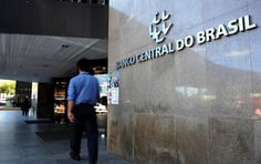 Homem caminhando em frente à sede do Banco Central, em Brasília (Foto: Divulgação)