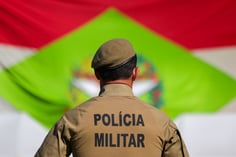 Soldado da PM SC de costas (Foto: Roberto Zacarias/SECOM)